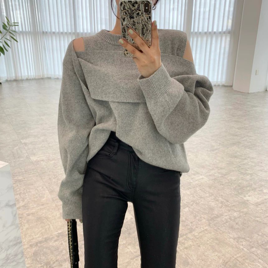 Grey solid color sweater with long sleeves