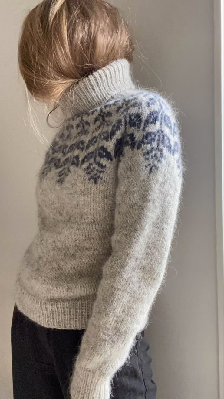 Comfortable print sweater with high neckline