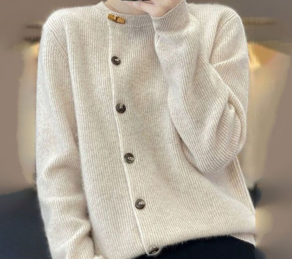 Comfortable monochrome sweater with long sleeves