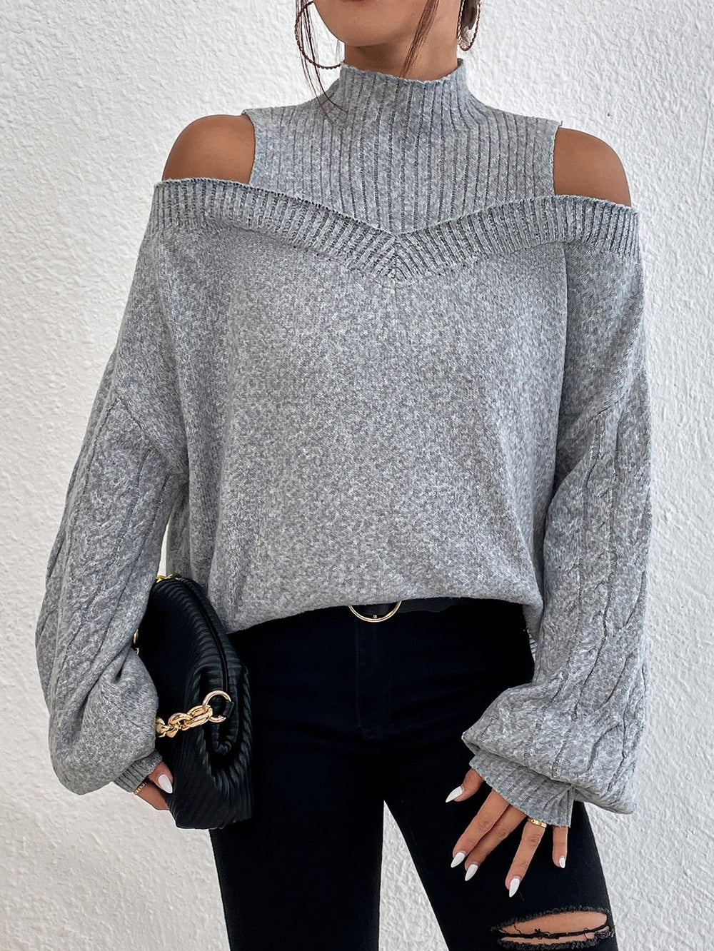 Comfortable monochrome sweater with long sleeves and crew neck