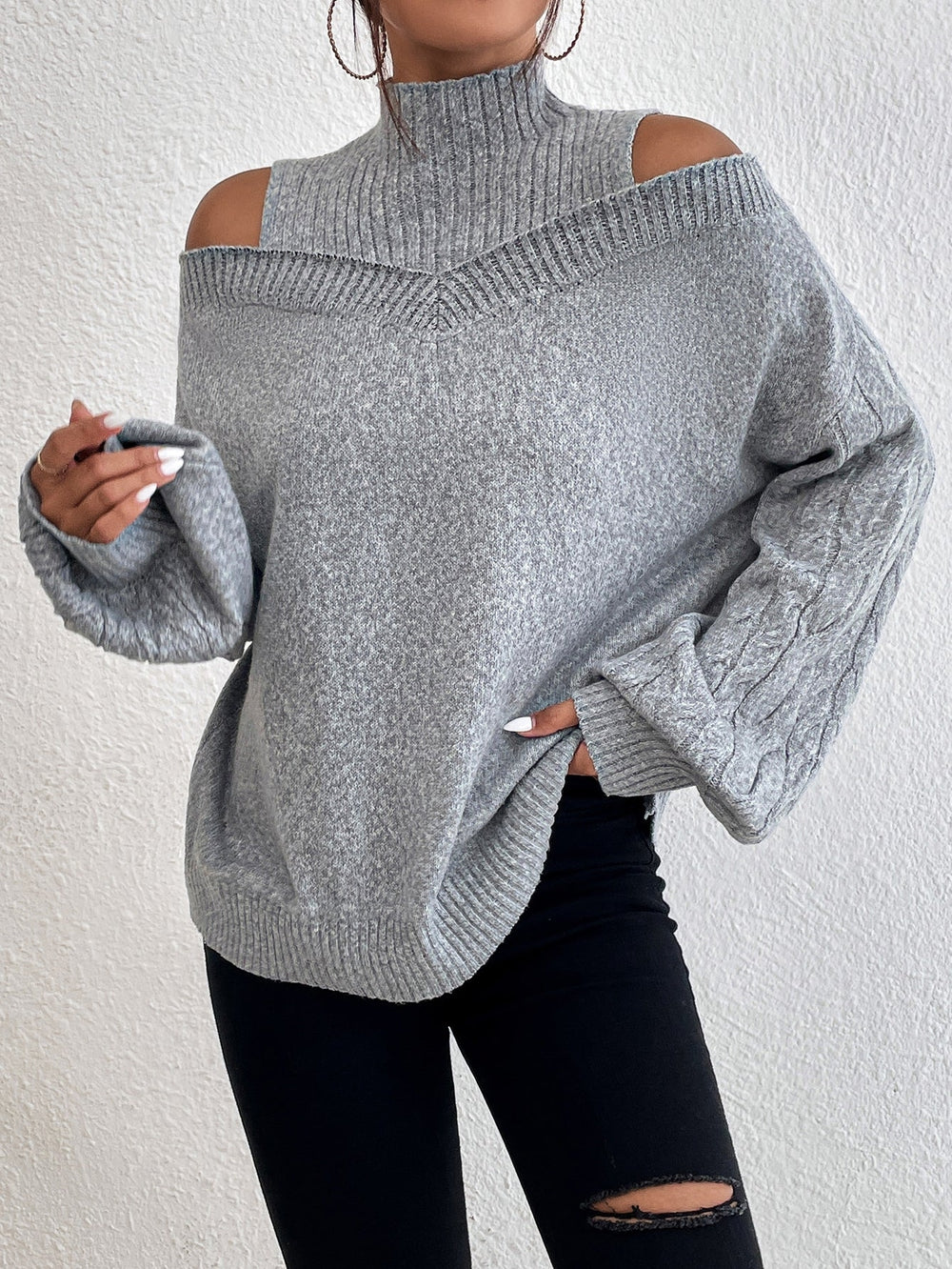 Comfortable monochrome sweater with long sleeves and crew neck