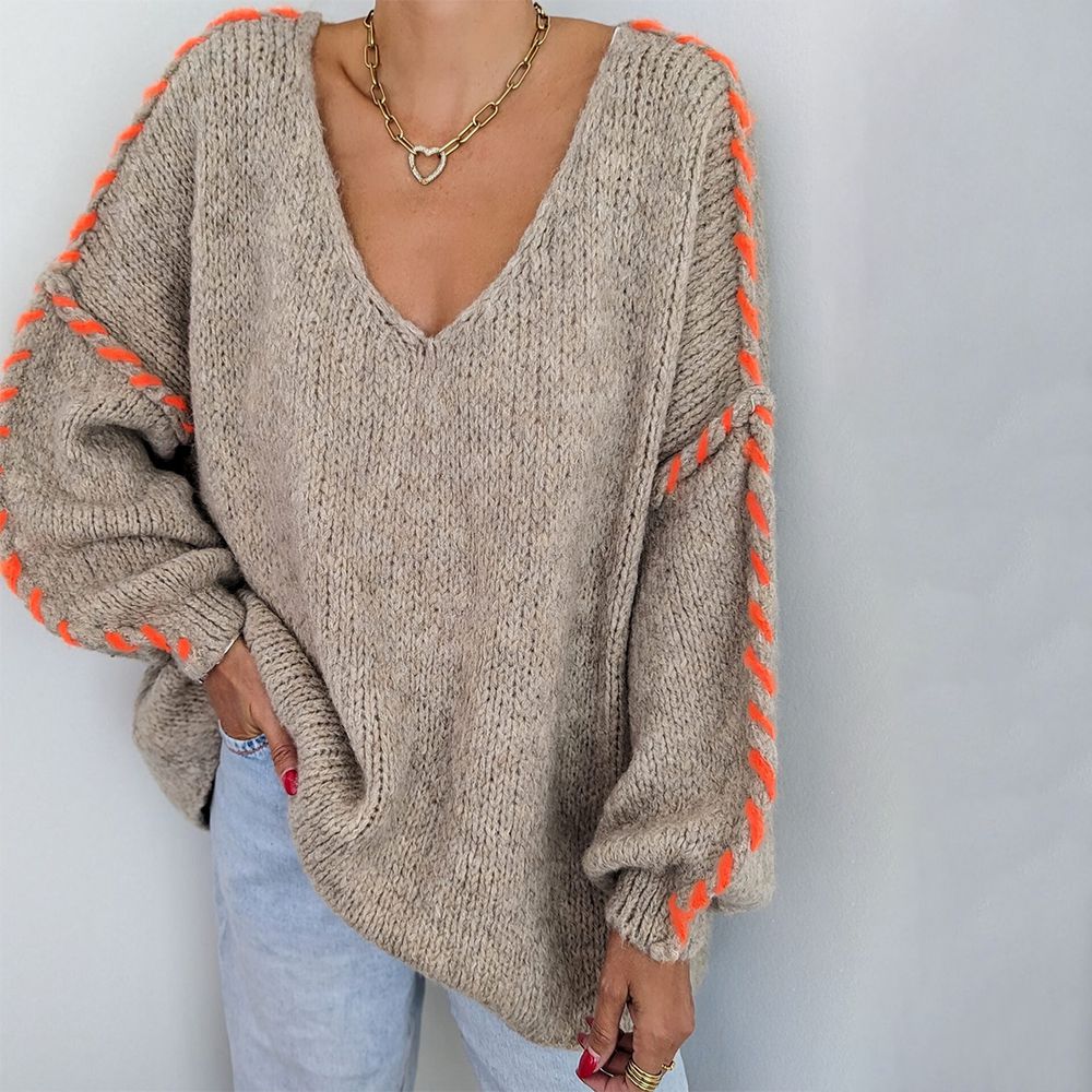 Long-sleeved V-neck sweater with baggy print