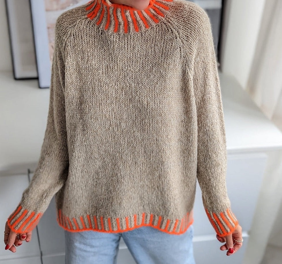 Fashionable sweater with round neck