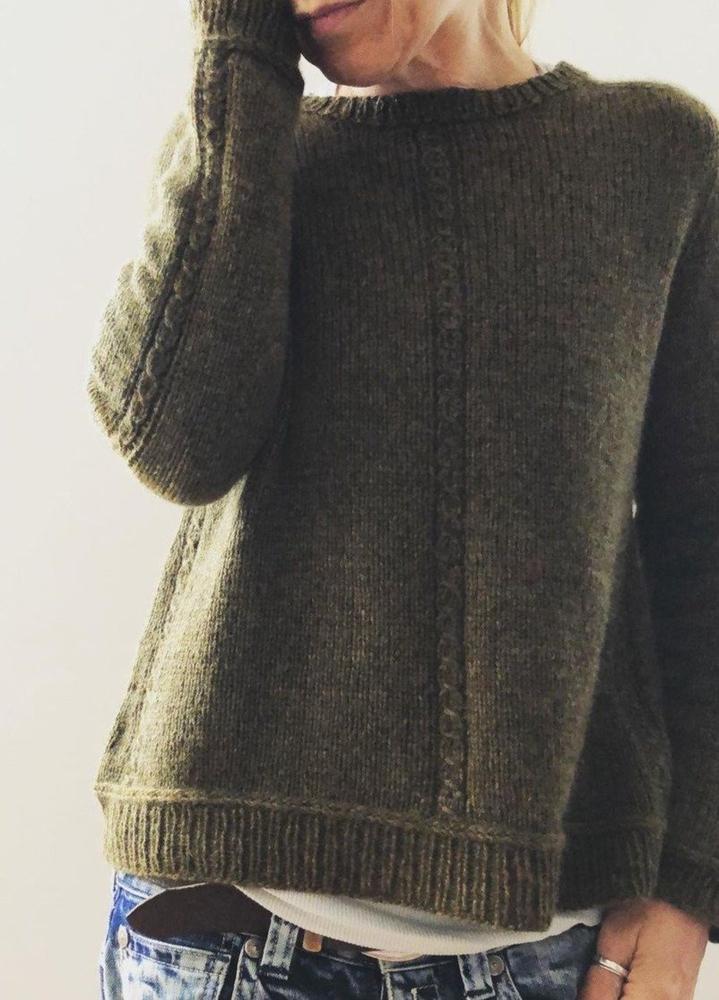 Simple long sleeve sweater with round neck