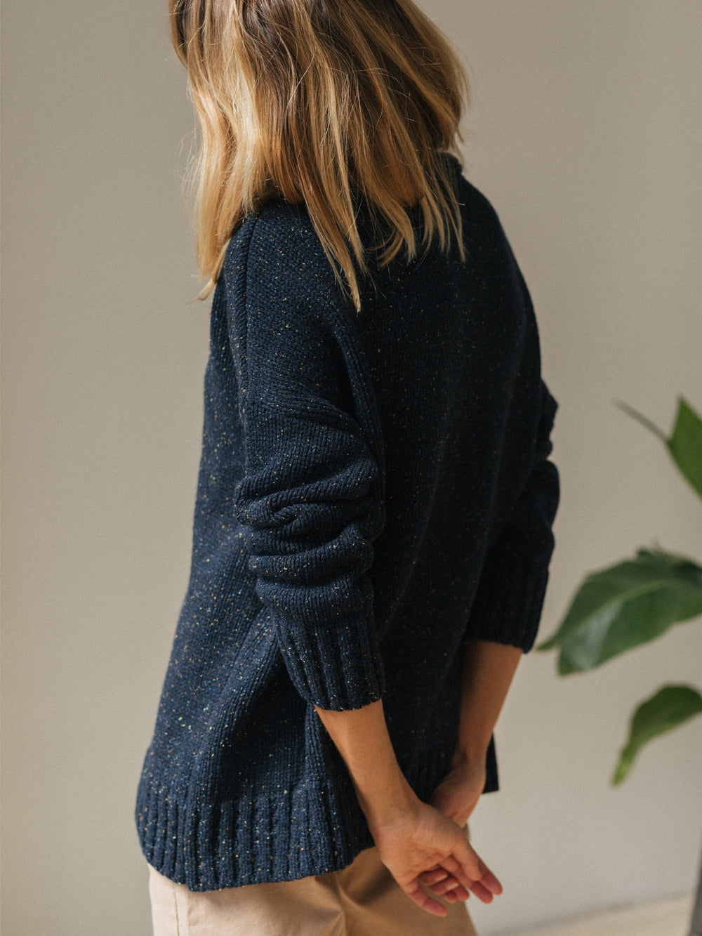 Blue solid color sweater with long sleeves