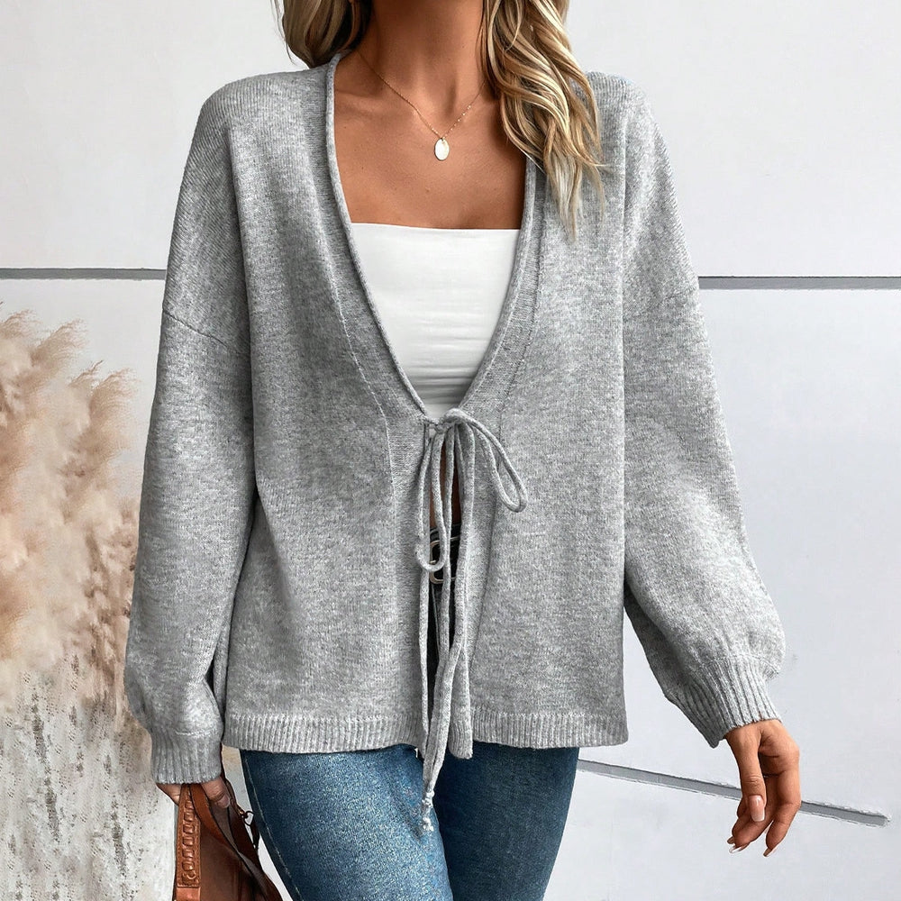 Chic monochrome sweater with long sleeves