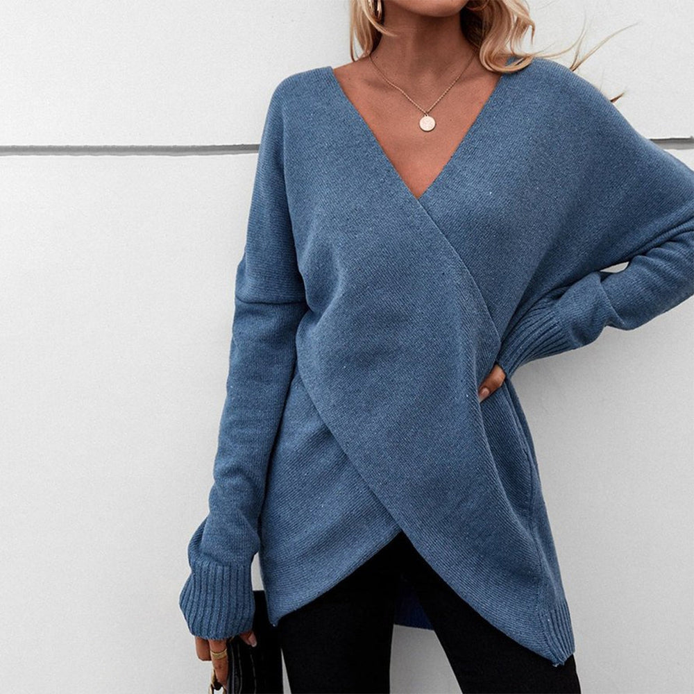 Blue solid color sweater with long sleeves