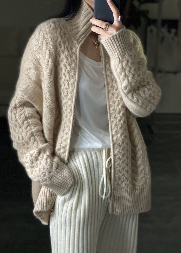 Comfortable monochrome cardigan with long sleeves