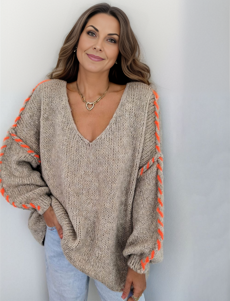 Long-sleeved V-neck sweater with baggy print