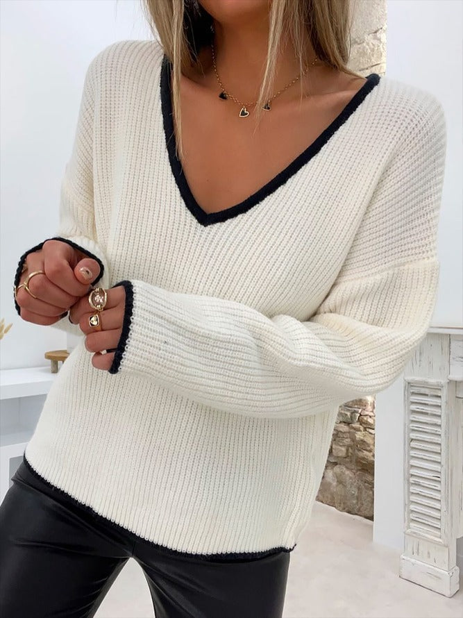 Long-sleeved white sweater with youthful trim