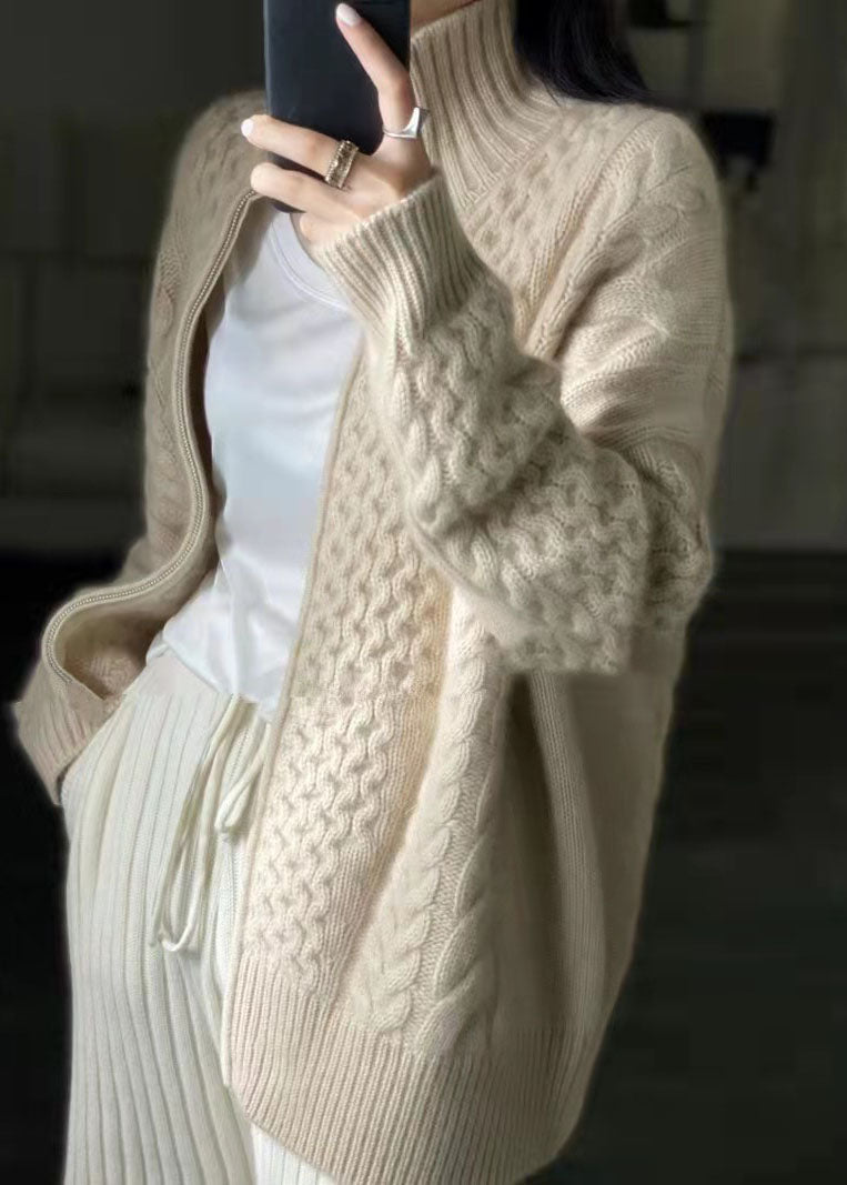 Comfortable monochrome cardigan with long sleeves