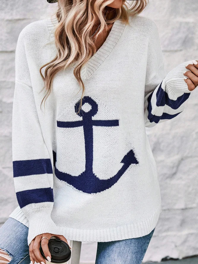 Comfortable long sleeve sweater with V-neck and print