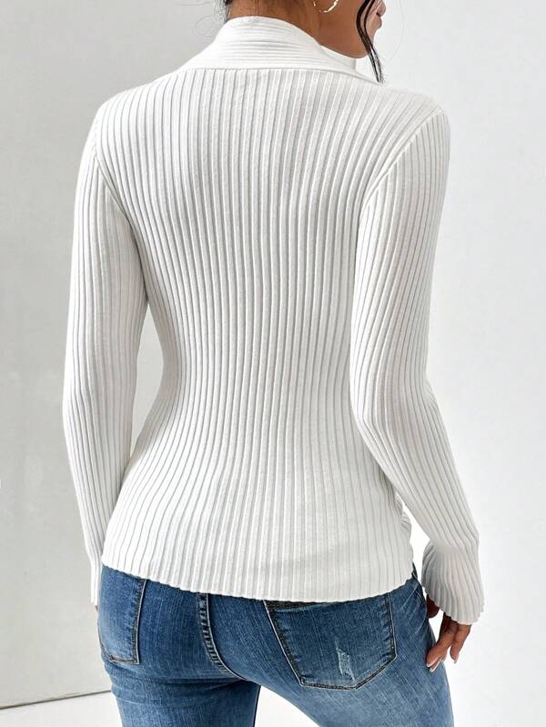 White solid color V-neck sweater with long sleeves