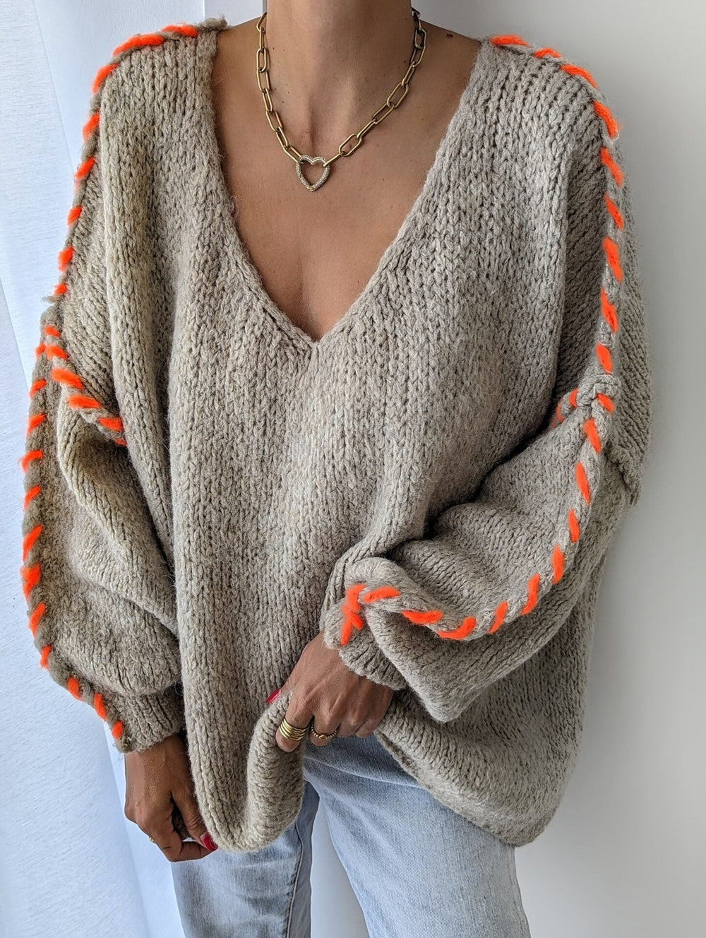 Long-sleeved V-neck sweater with baggy print