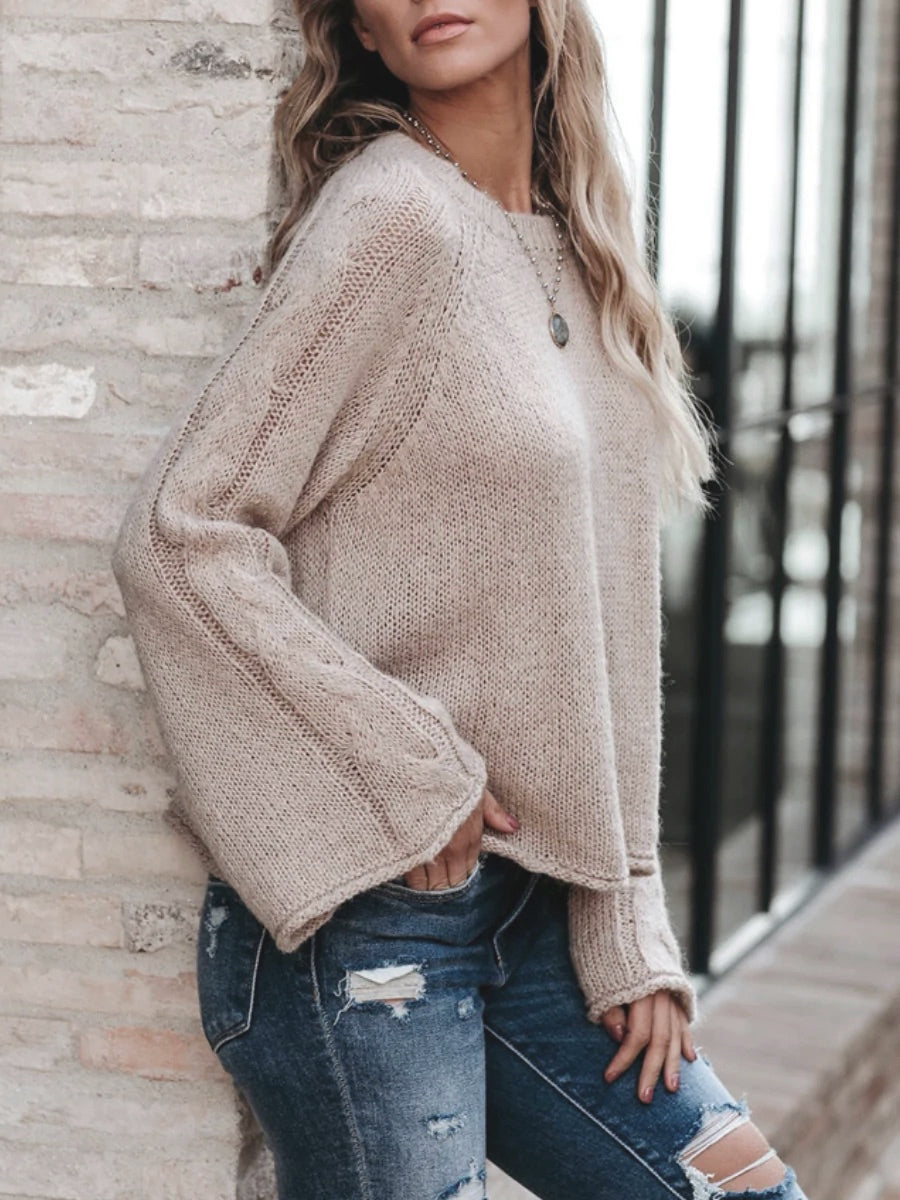 Beautiful monochrome sweater with long sleeves