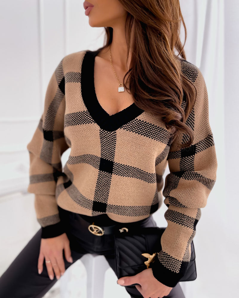 Long sleeve sweater with V-neck and check pattern