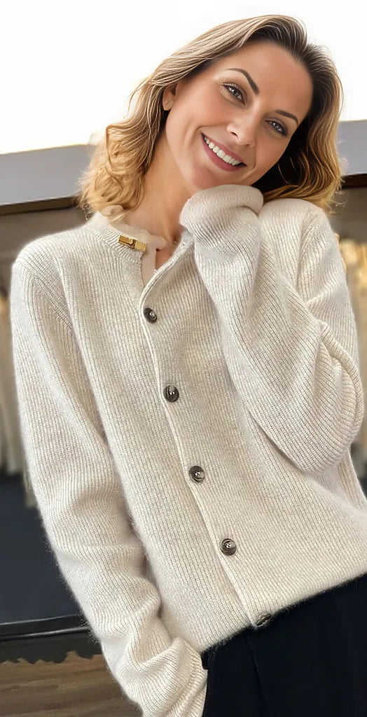 Comfortable monochrome sweater with long sleeves