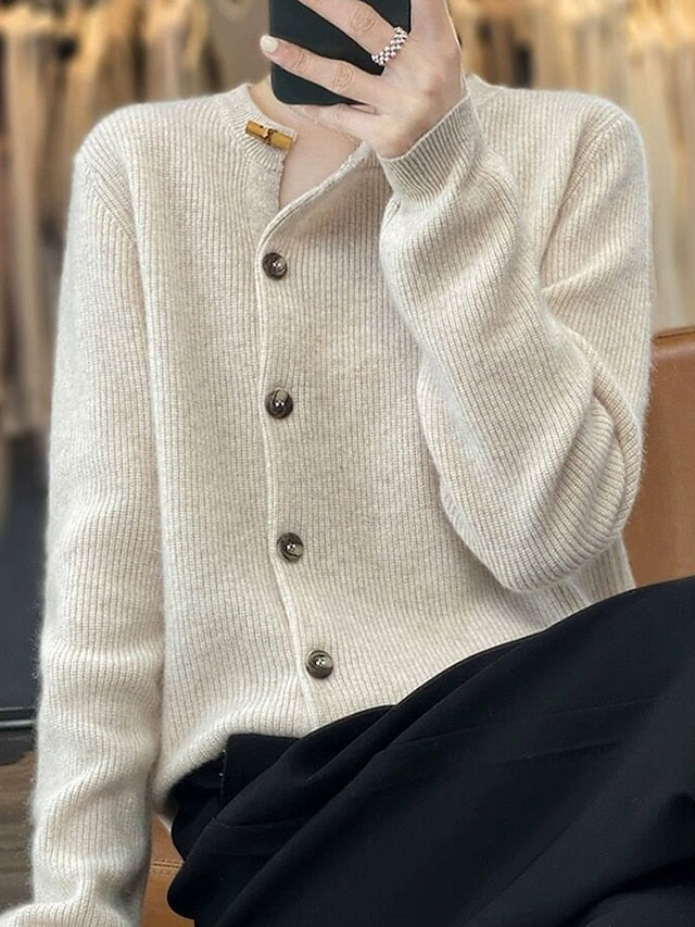 Comfortable monochrome sweater with long sleeves