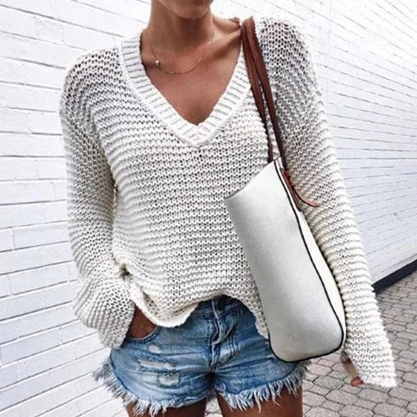 Cosy monochrome sweater with V-neck and long sleeves