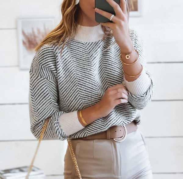 Elegant long sleeve sweater with print