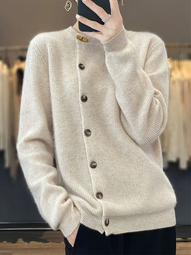 Comfortable monochrome sweater with long sleeves