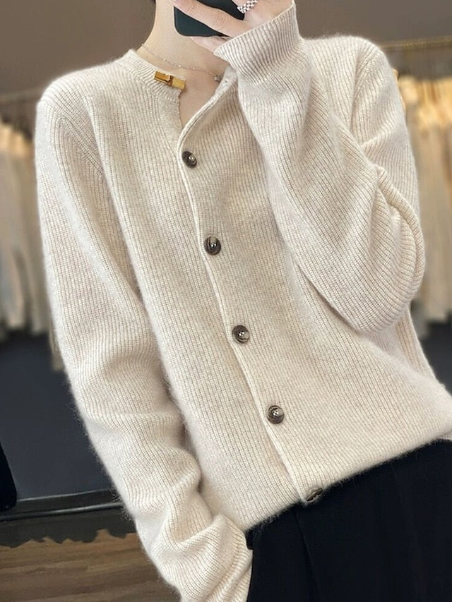 Comfortable monochrome sweater with long sleeves